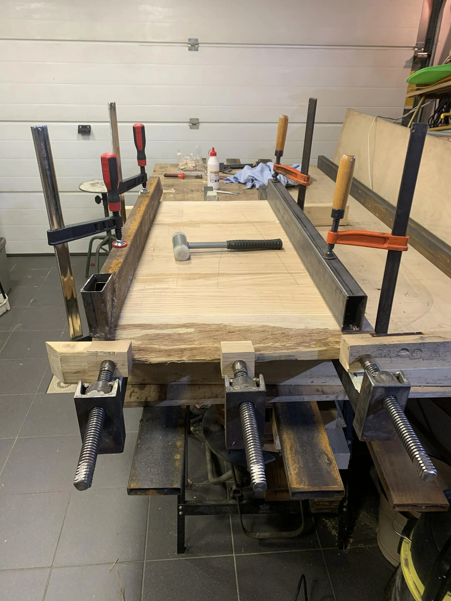 Stolarz w pracowni Z Grubej Dechy — ręczna produkcja saun z drewna