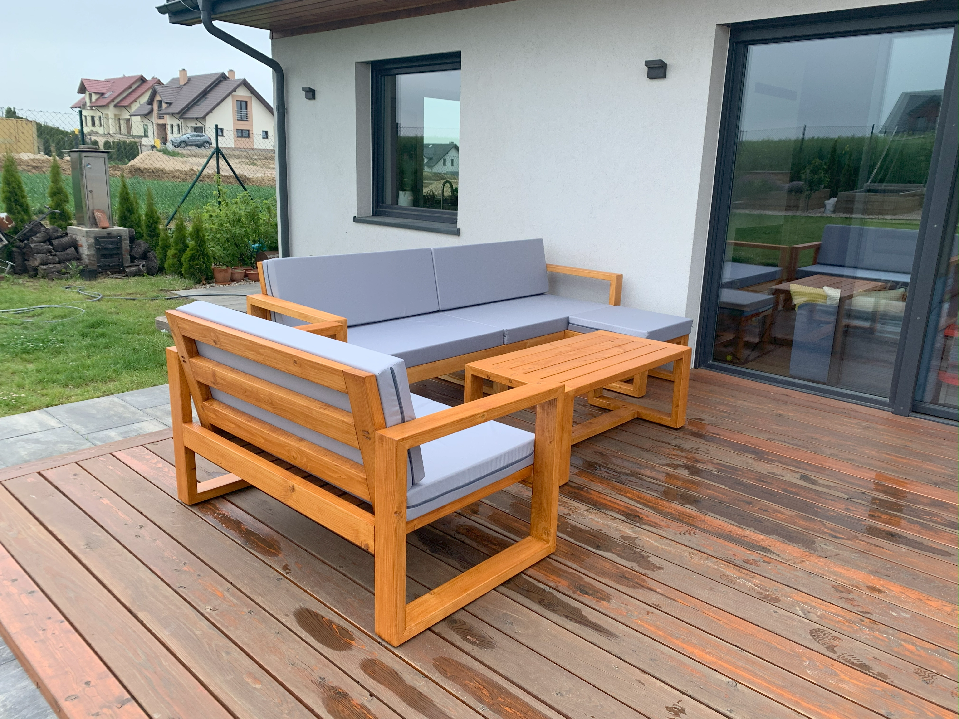 Meble ogrodowe z litego drewna — stół ręcznie robiony