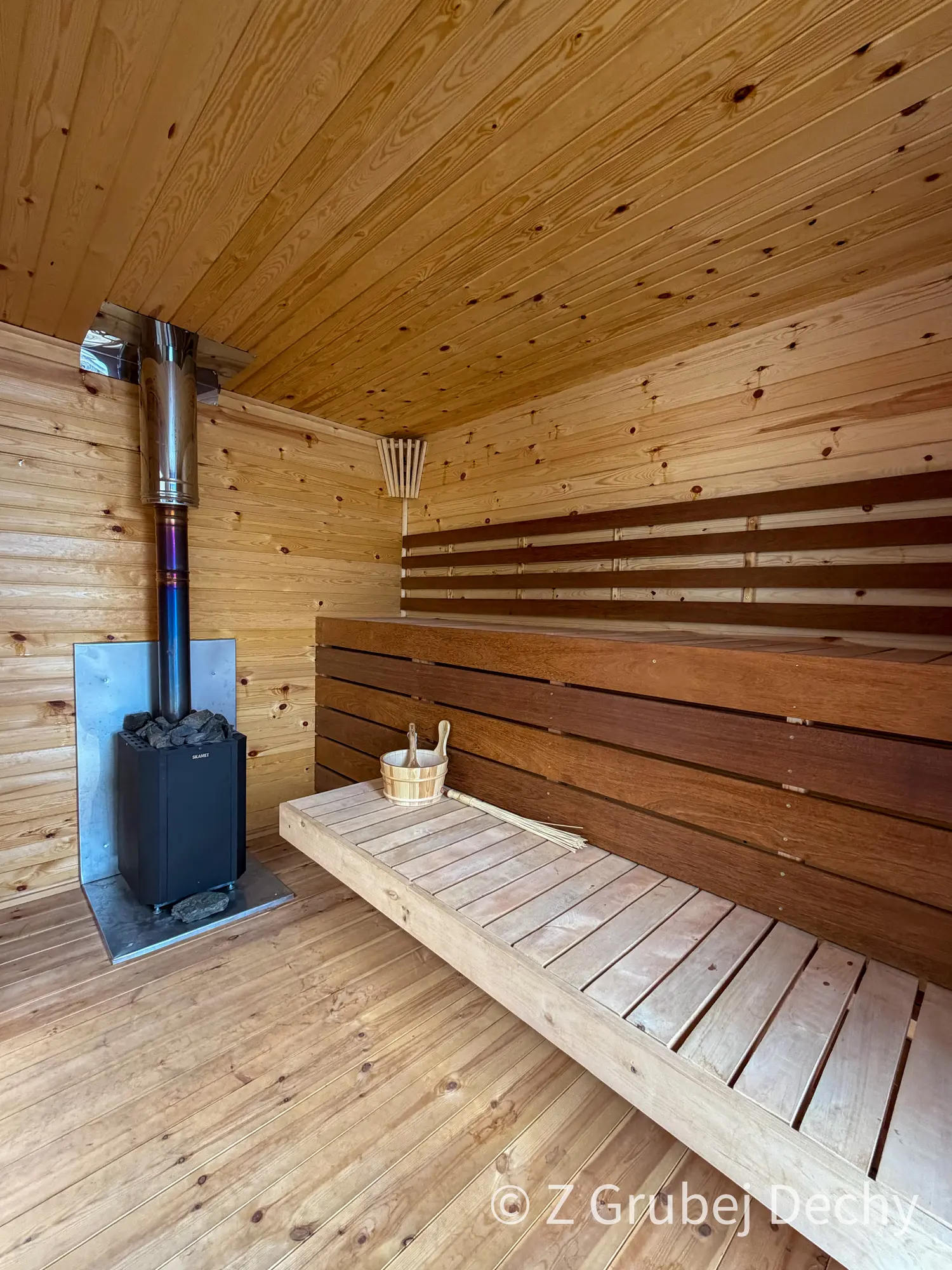 Wnętrze sauny — termodrewno i piece Huum