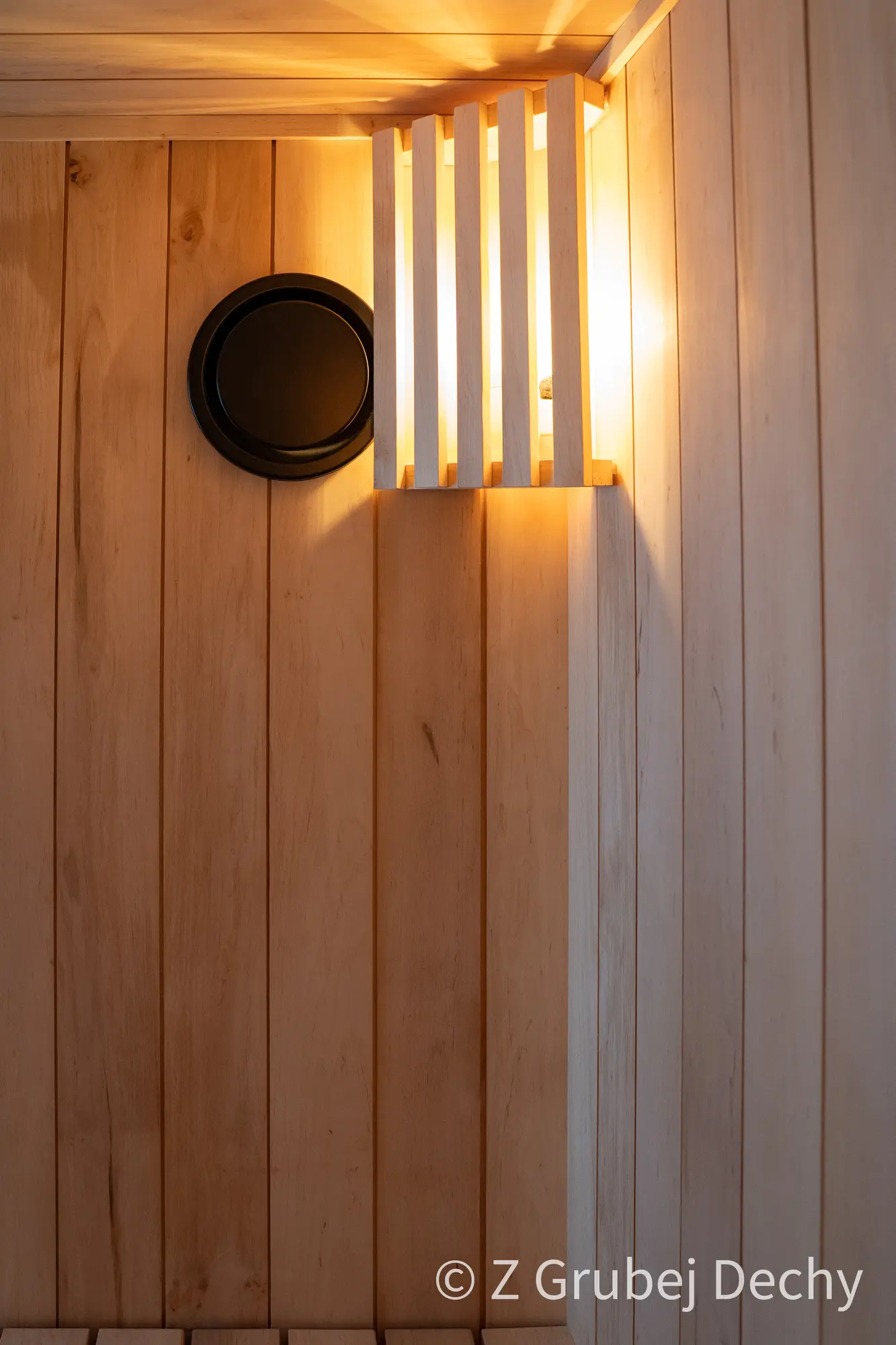 Sauna jednospadowa ukryta Z Grubej Dechy