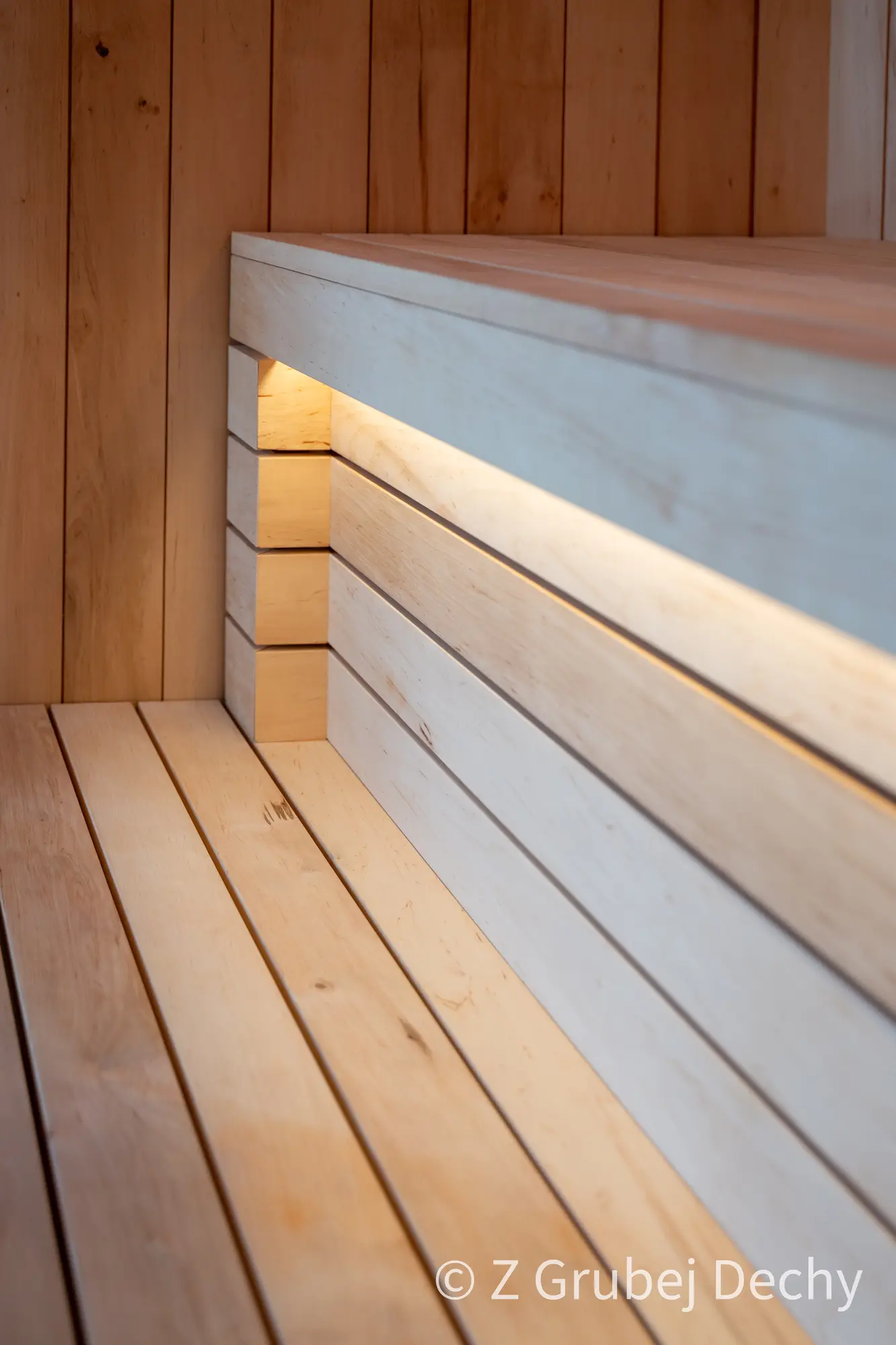 Sauna jednospadowa ukryta Z Grubej Dechy